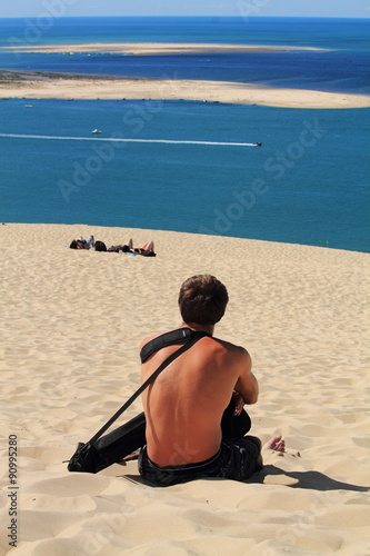 Assistant photographe sur la dune de Pilat en face de banc d'Arguin photo