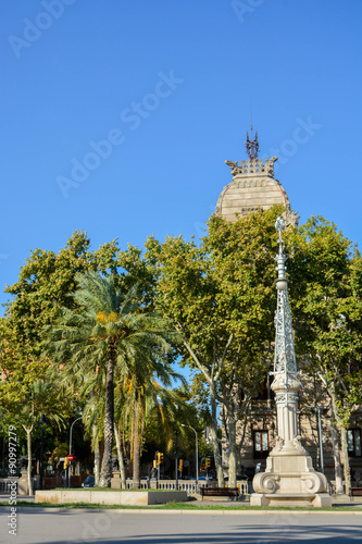 Lampadaire devant l'Arc de Triomphe de Barcelone