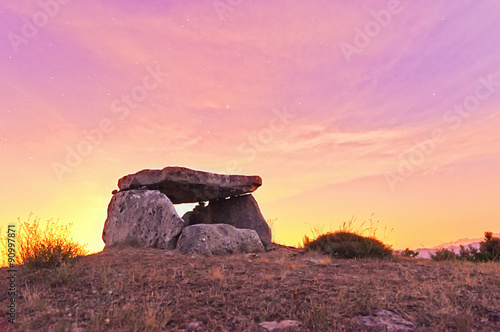 puesta de sol y dolmen