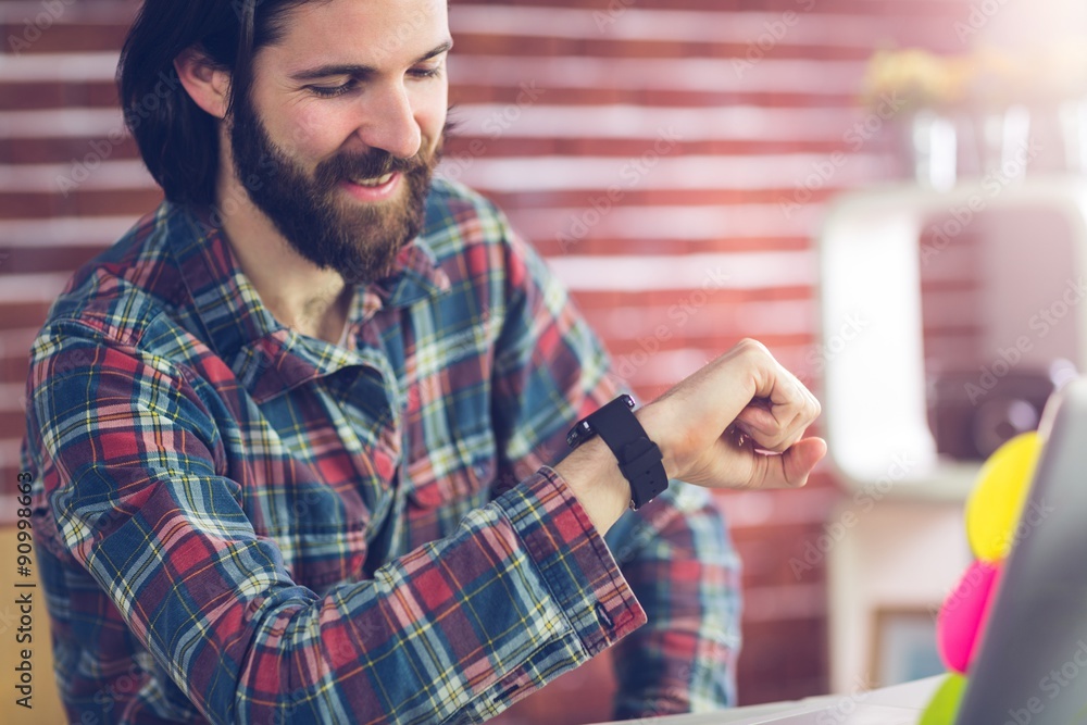 Obraz premium Smiling businessman checking time 