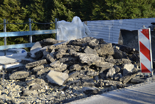 Baustelle mit offener Asphaltdecke photo