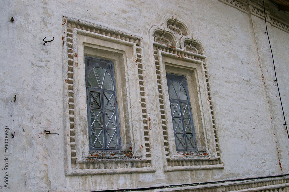 Zwei Fenster eines Gebäudes in Jaroslawl, Russland