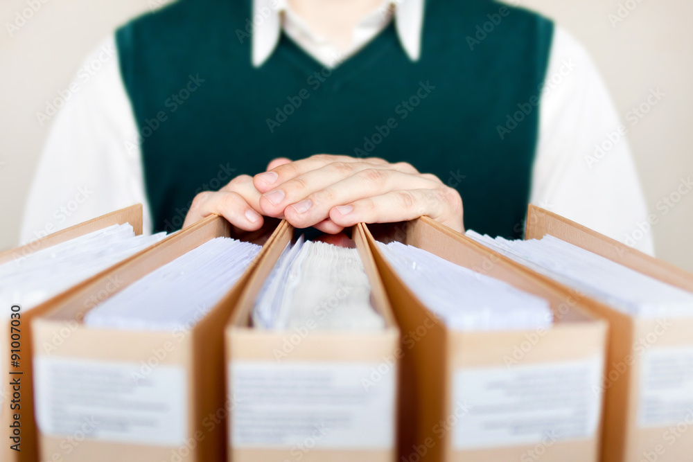 Φωτογραφία Businessman with binders at office.