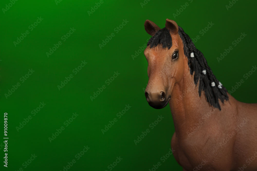 Obraz premium Cavallo baio con criniera su sfondo verde