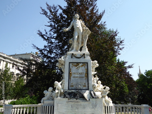 Foto Classic monuments in Vienna, Austria from secession period Mozart statue