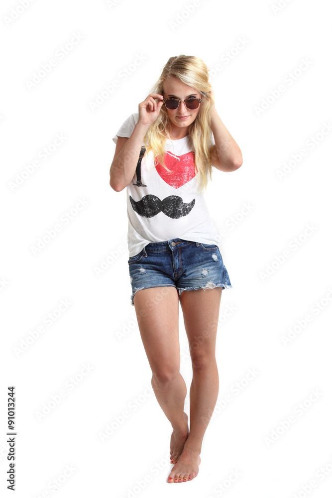 junge blonde Frau in Hot-Pants junge blonde Frau in Hot-Pants