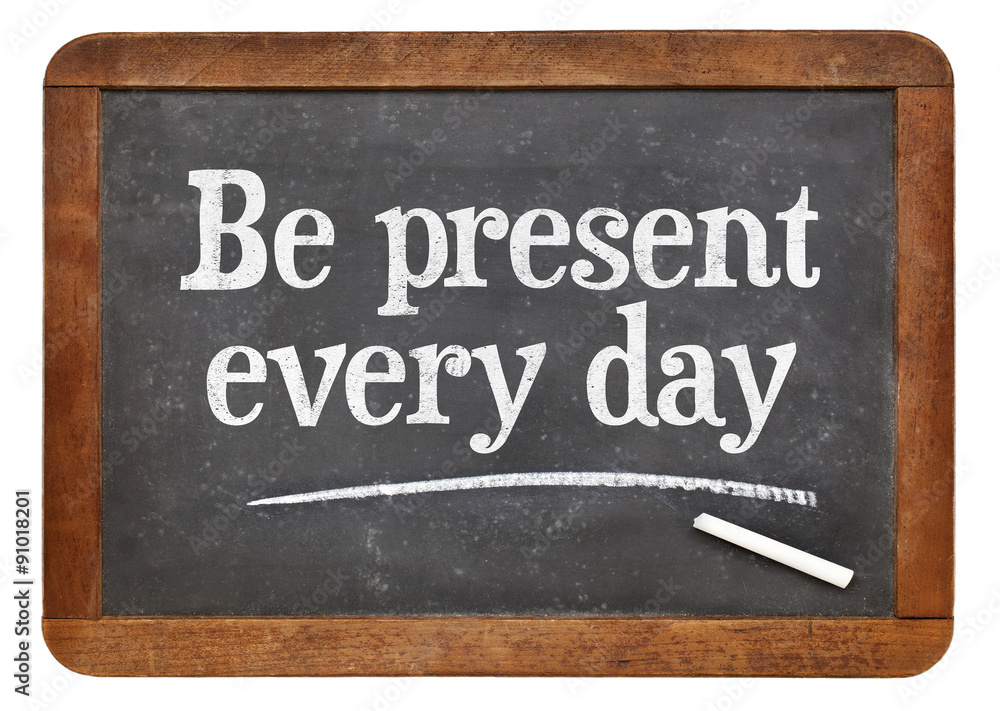 Obraz premium Be present every day advice on blackboard