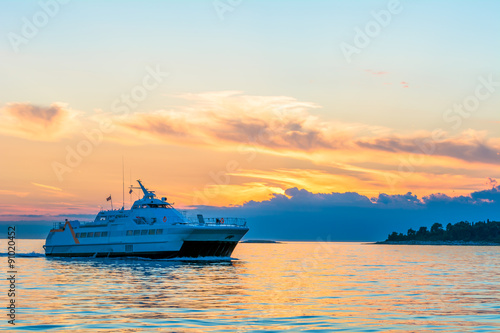 Frachtschiff auf der abendlichen Adria © schulzfoto