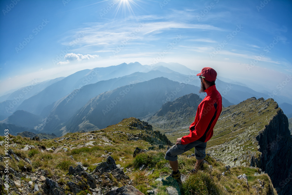 Obraz premium Hiker looking over the mountain ridges