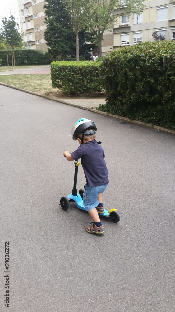 Trottinette enfant et casque Trottinette enfant et casque