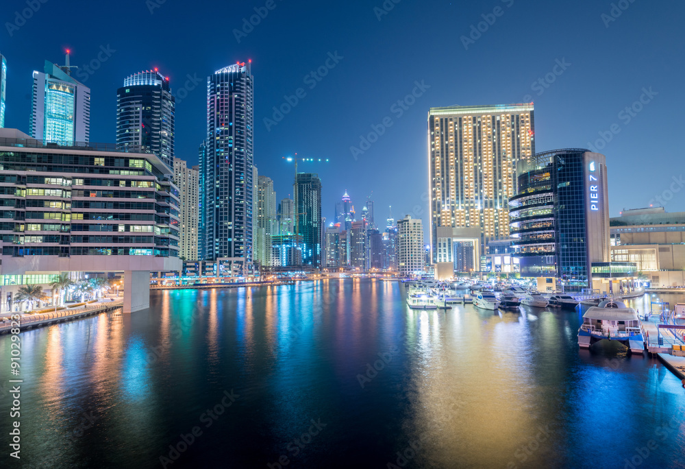 Fototapeta premium Dubaj - 9 sierpnia 2014: Dzielnica Dubai Marina 9 sierpnia w Zjednoczonych Emiratach Arabskich
