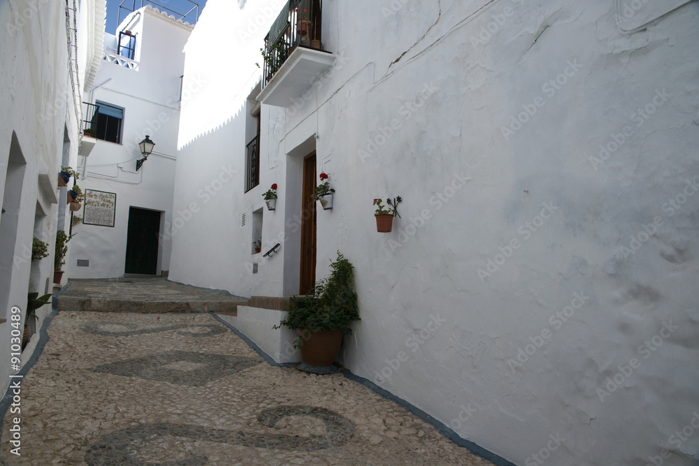 Fototapeta premium Bonitas calles del municipio andaluz de Frigiliana en la provincia de Málaga, Andalucía