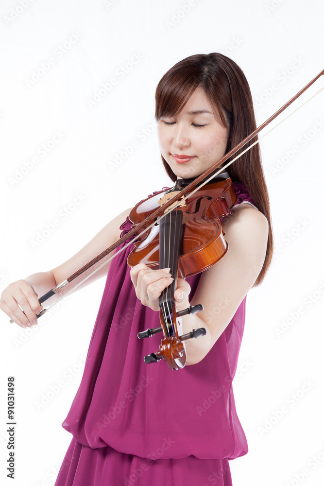 ヴァイオリンを弾く女性　笑顔