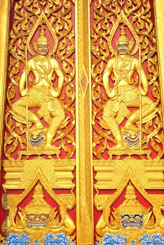 beautiful art of door in temple © thekopmylife