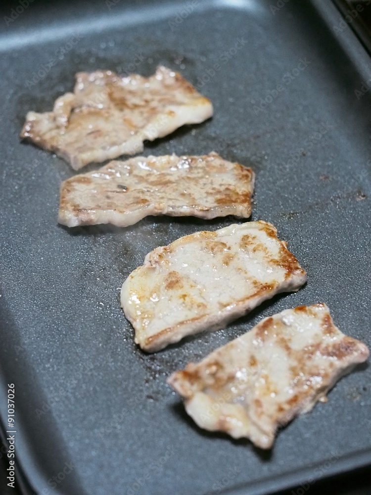 鉄板の上の牛ロース肉 鉄板の上の牛ロース肉