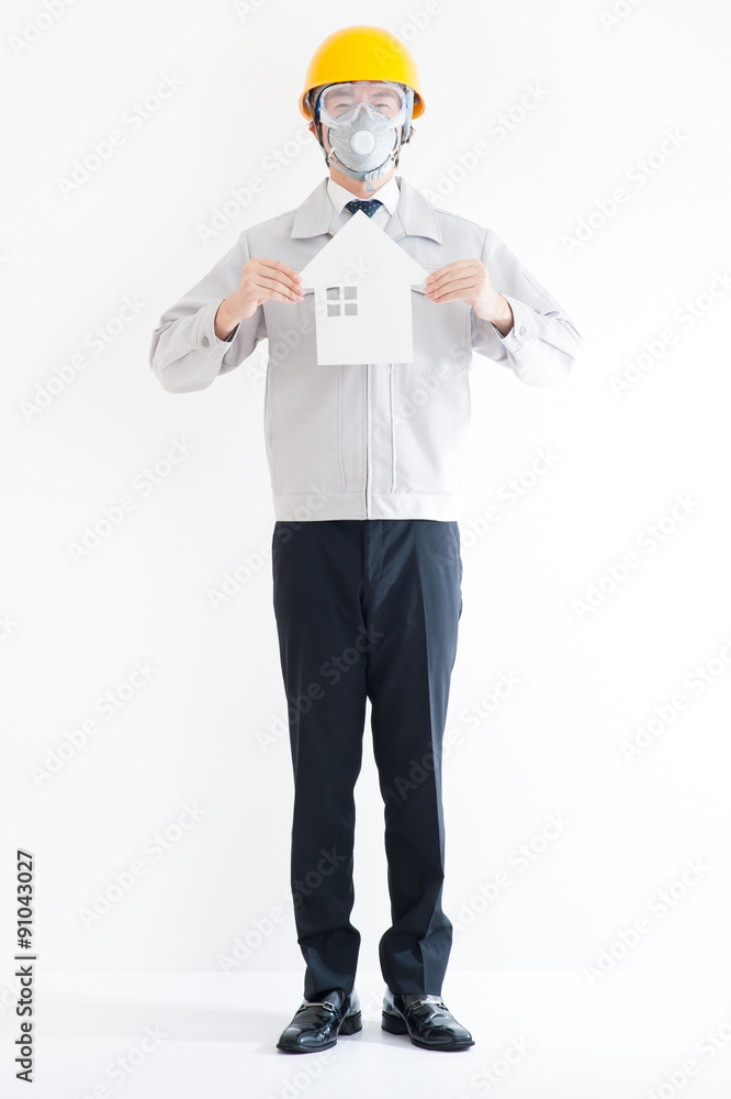 住宅イメージを持っている作業服の男性