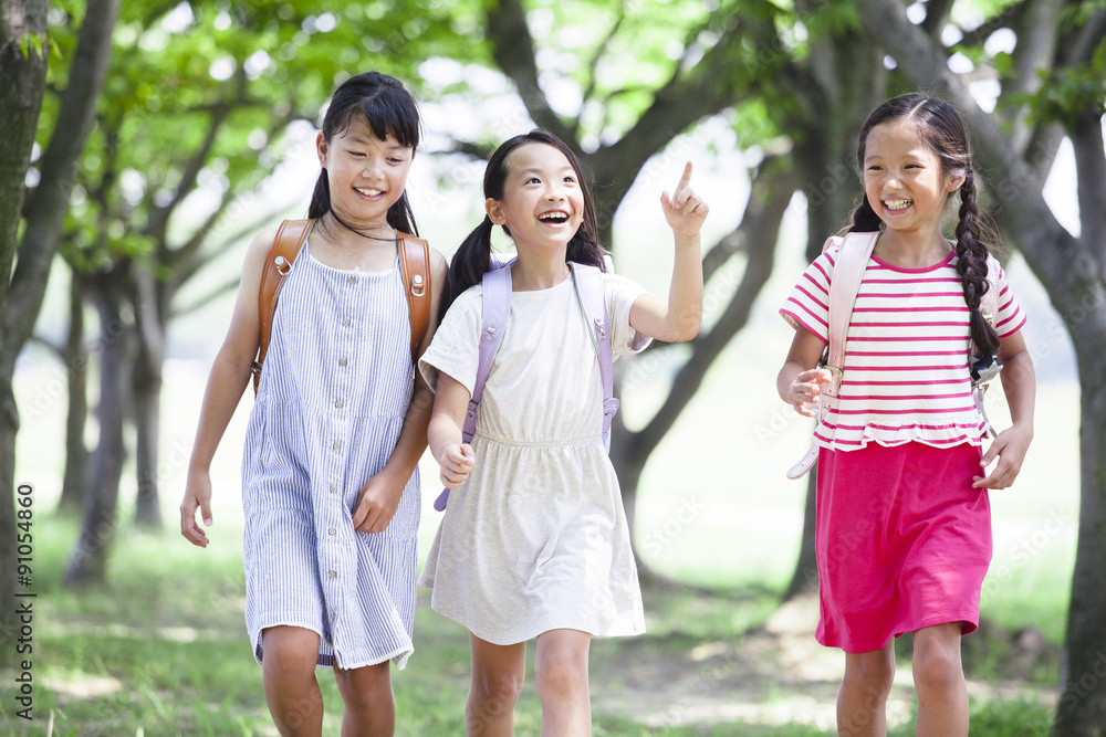 登下校中の小学生 登下校中の小学生