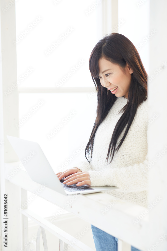 パソコンを使う若い女性 パソコンを使う若い女性