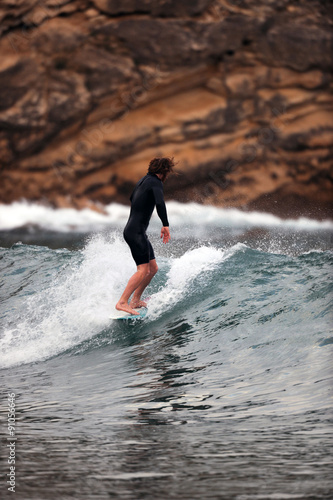 Longboardsurfer In einer welle