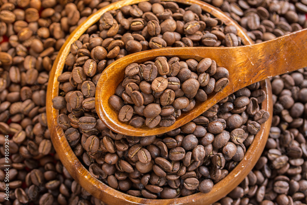 Fototapeta premium coffee beans in spoon wooden