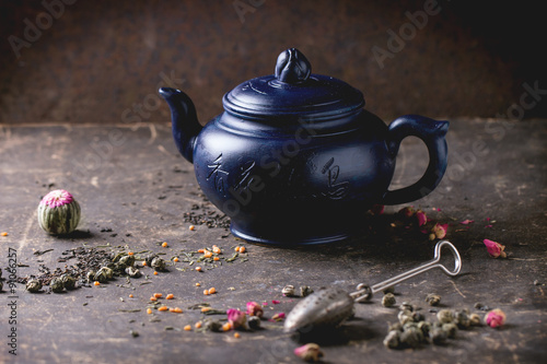 Tablou pe pânză Teapot and tea leaves