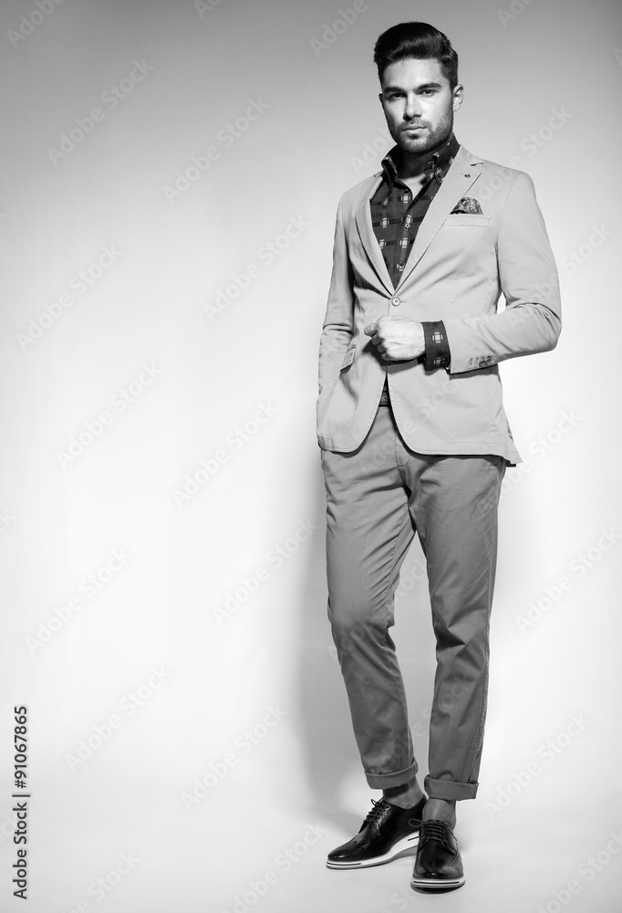 30 Male Poses Take Elegant Male Portraits | Corporate headshot poses, Male models  poses, Photography poses for men