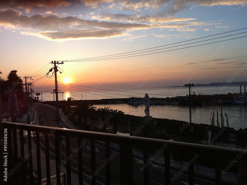 Obraz premium 海に沈む夕暮れ