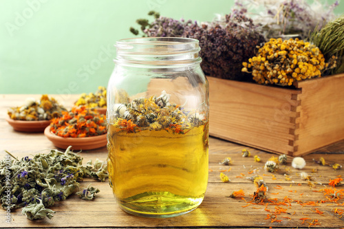 Quadro em tela tisana o infuso di piante spontanee in vaso di vetro sfondo rustico