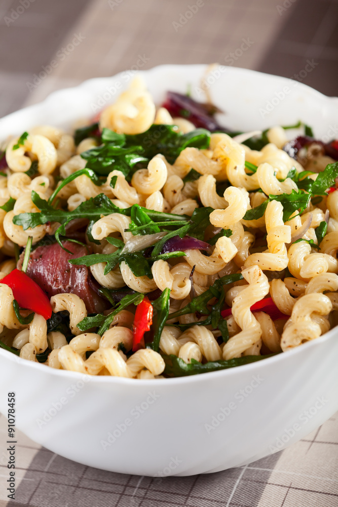 Pasta with prosciutto, rucola and peppers Pasta with prosciutto, rucola and peppers
