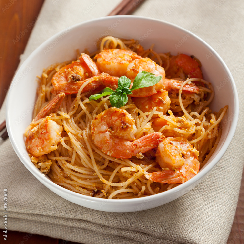 Thai rice noodles with shrimps