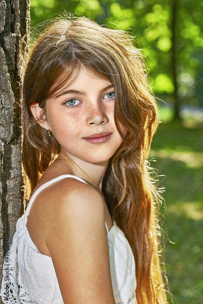 Naklejka premium Portrait of young girl