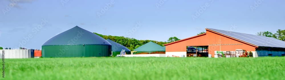 Moderne Landwirtschaft -Biogasanlage und Stallanlagen, Miniatureffekt