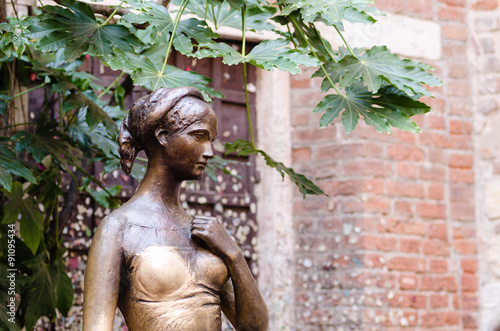 statue of Juliet, Juliet's house, Verona, Italy