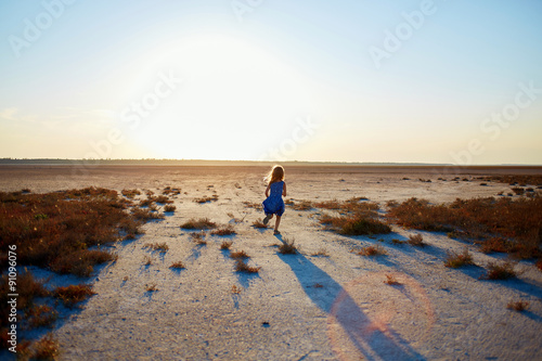 Cuadro en lienzo girl in the desert