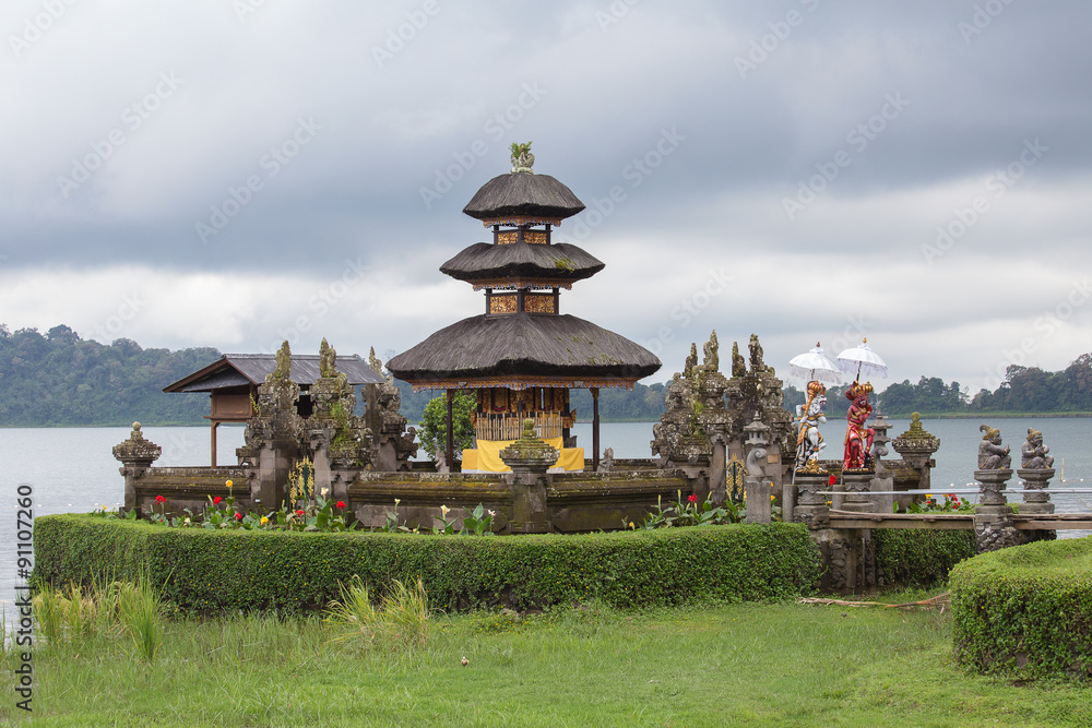 Obraz premium Ulun Danu Bratan , Temple on the lake , Bali , Indonesia