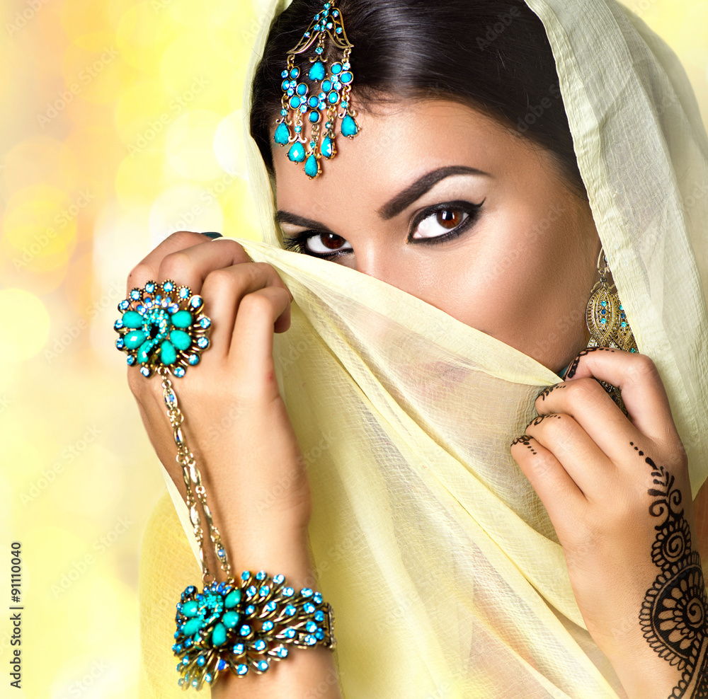 Φωτογραφία Beautiful arabic woman portrait. Arabian girl with menhdi tattoo