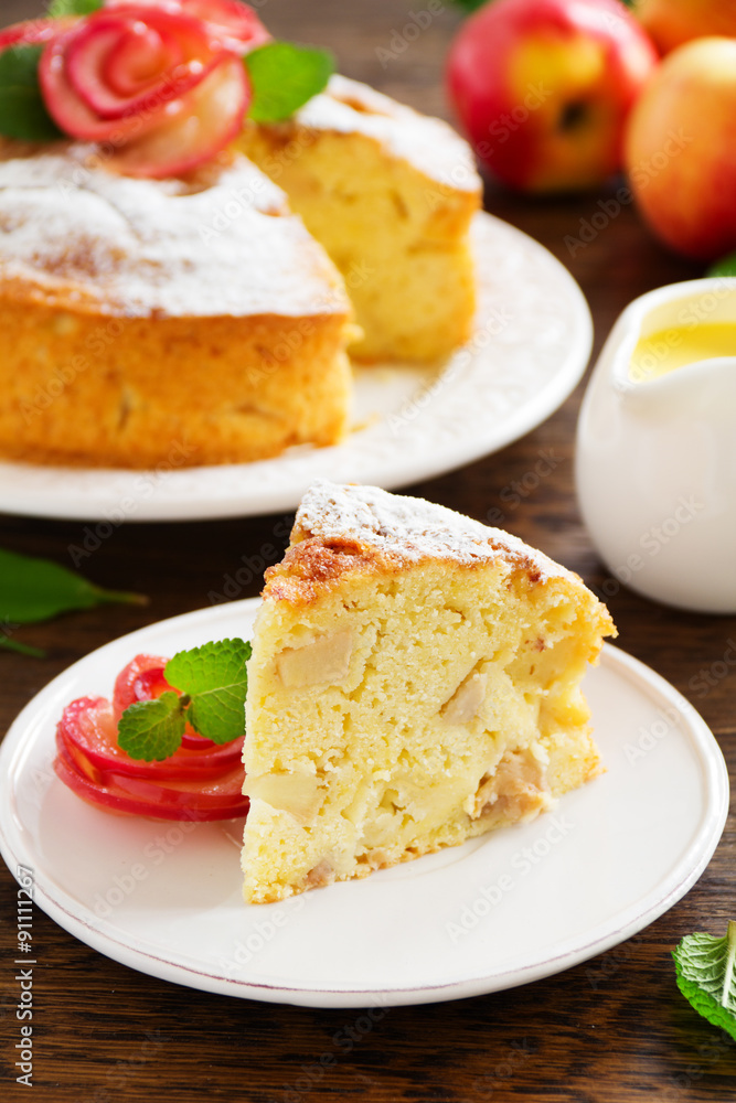 apple pie with vanilla cream.