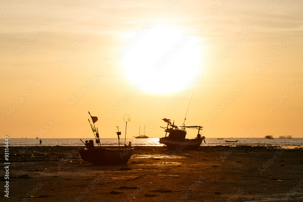 Obraz premium Sunset and siluate boat