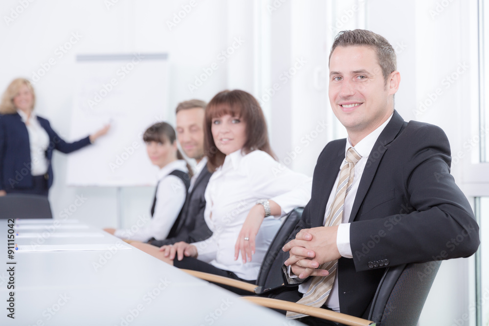 Junger Mann sitzt in einer Besprechung Junger Mann sitzt in einer Besprechung