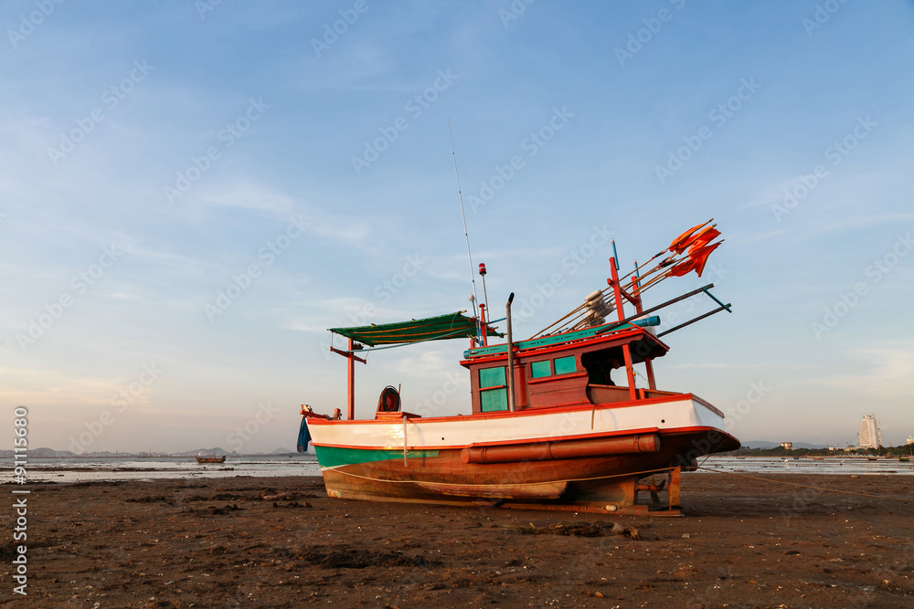 Naklejka premium Sunsets and fishing boat