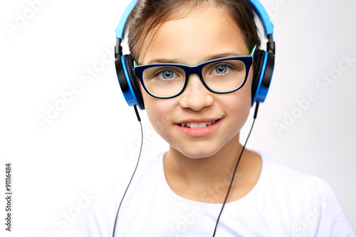 Dziewczynka w słuchawkach na uszach