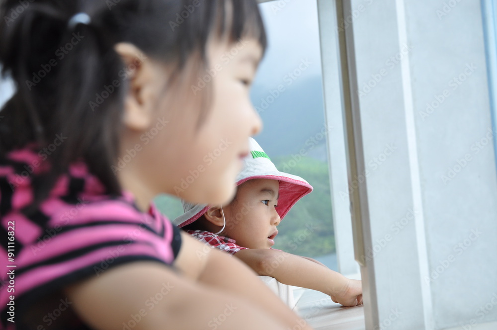 少女の横顔　少年の横顔　笑顔　好奇心