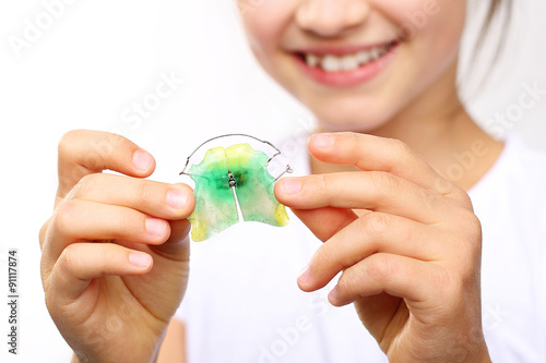 Ortodoncja.Dziewczynka z kolorowym aparatem ortodontycznym 