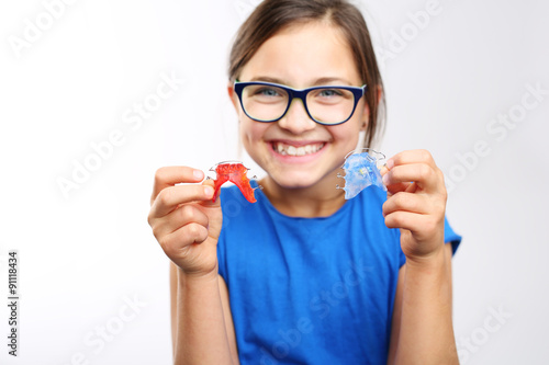 Zdrowy, piękny uśmiech, dziecko z aparatem ortodontycznym .Dziewczynka z kolorowym aparatem ortodontycznym 