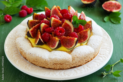 Almond meringue cake with figs and raspberries.