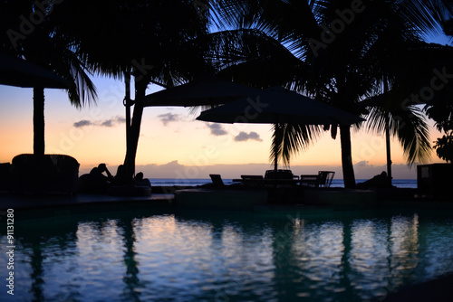 zachod-slonca-przy-basenie-hotelu-na-mauritiusie