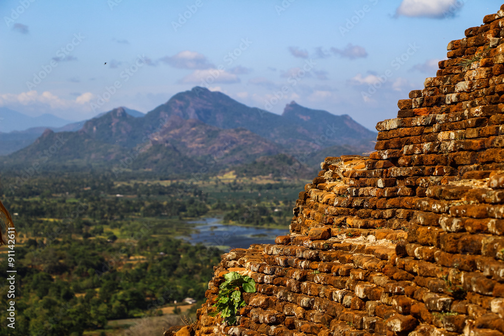 Aussicht von Sigiriya, Ruinen im Vordergrund