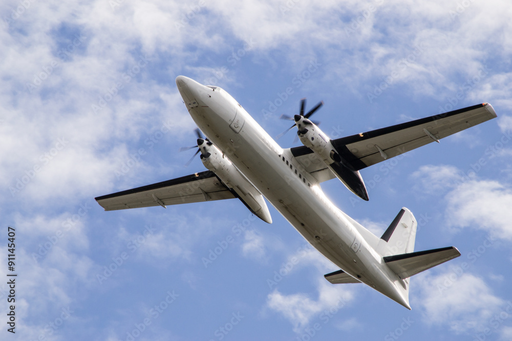 Aereo bimotore turboelica in fase di decollo Aereo bimotore turboelica in fase di decollo