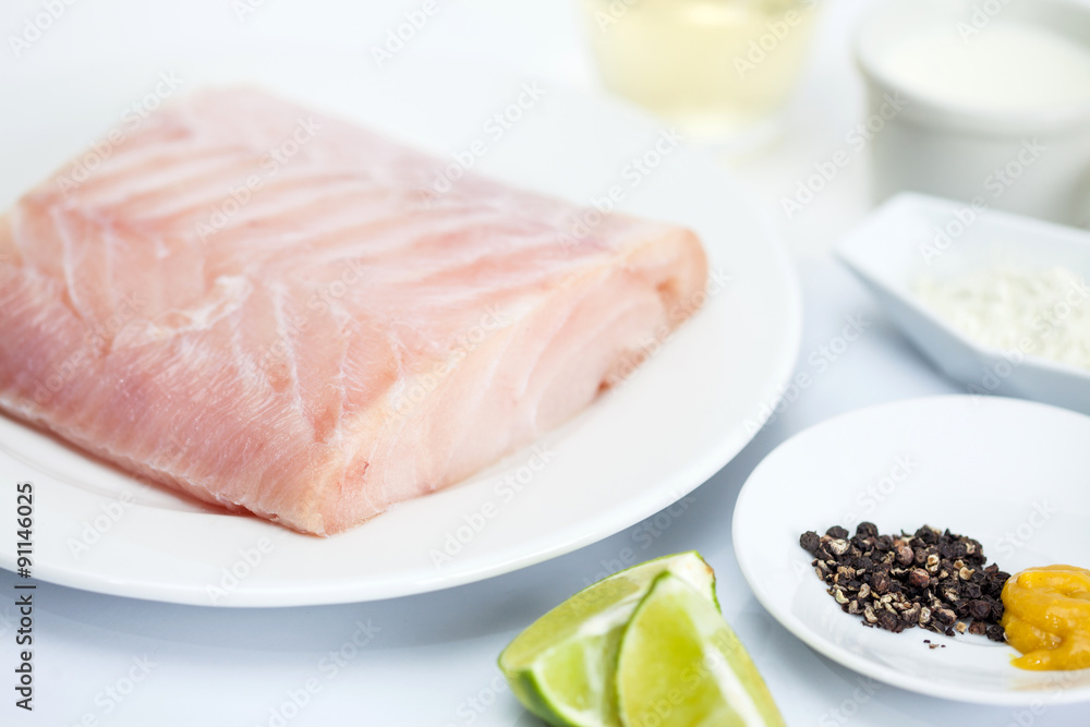 Filete de róbalo crudo e ingredientes Filete de róbalo crudo e ingredientes