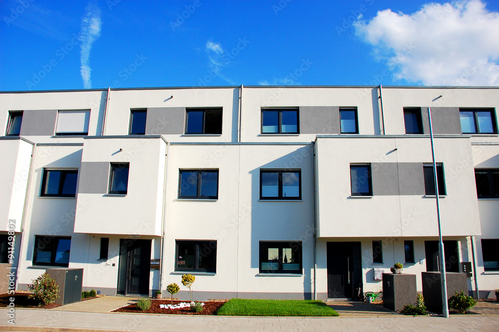 Neubau Frontansicht mit Vorgarten, moderner Flachbau Neubau Frontansicht mit Vorgarten, moderner Flachbau